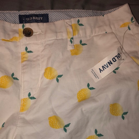 white old navy shorts with lemons (size 4) - Picture 3 of 4